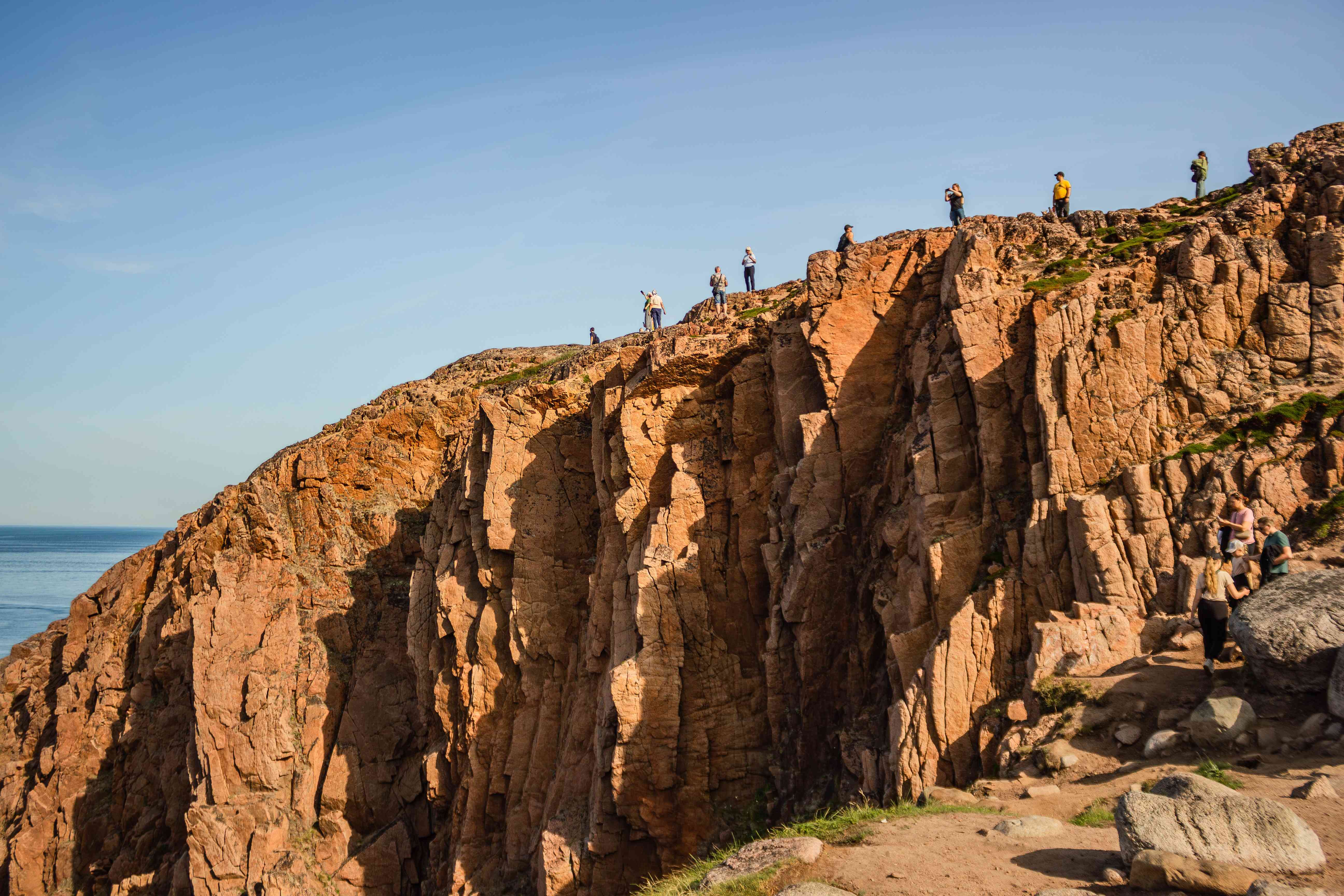 IMG_8729-Териберка.Фотопроект. Туристы на скале. Природный парк..jpg