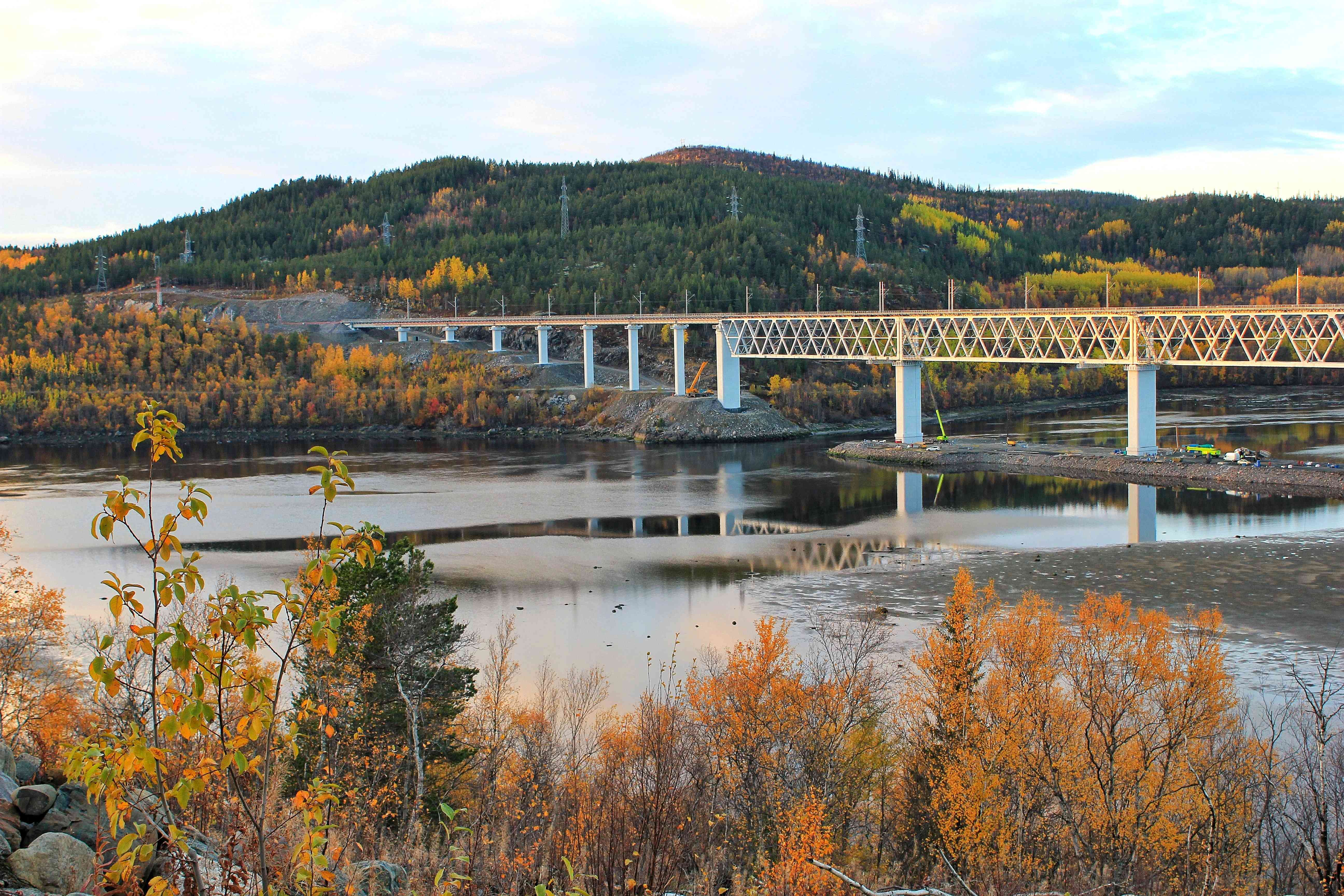 На севере-отдыхать.Кольский округ.Вид на реку Тулому и железнодорожный мост..jpg